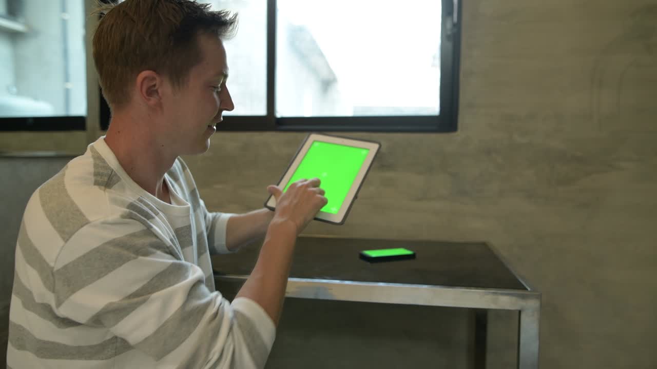 젊은 잘생긴 스칸디나비아 남자가 집에 있습니다.