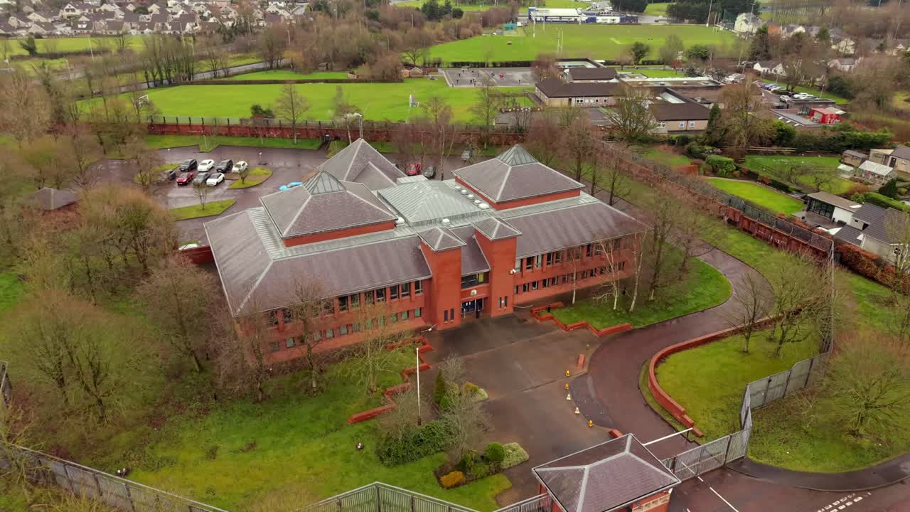 Luchtopname met de klok mee van het gerechtsgebouw van Coleraine in Coleraine, Noord-Ierland, VK. Geproduceerd in 4K, 60 beelden per seconde en met Rec709-kleur.