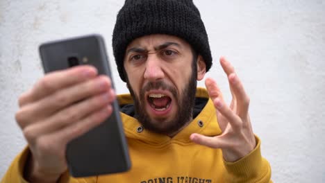un millennial teniendo una discusión extremadamente enojada durante una videollamada