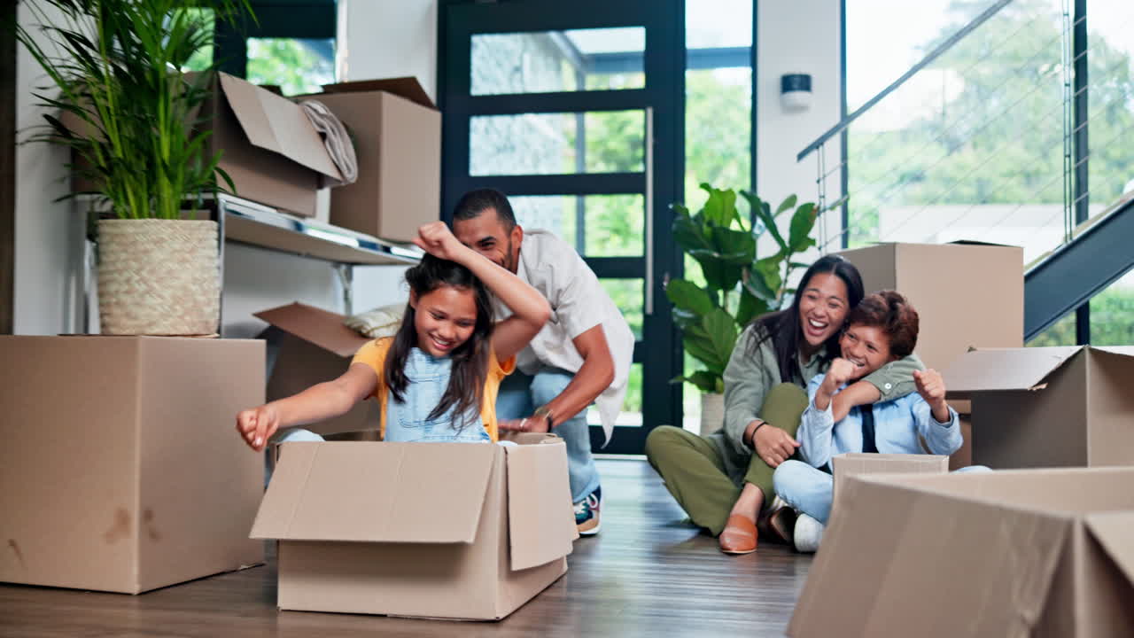 padre feliz, niña y jugando con la caja en el nuevo hogar