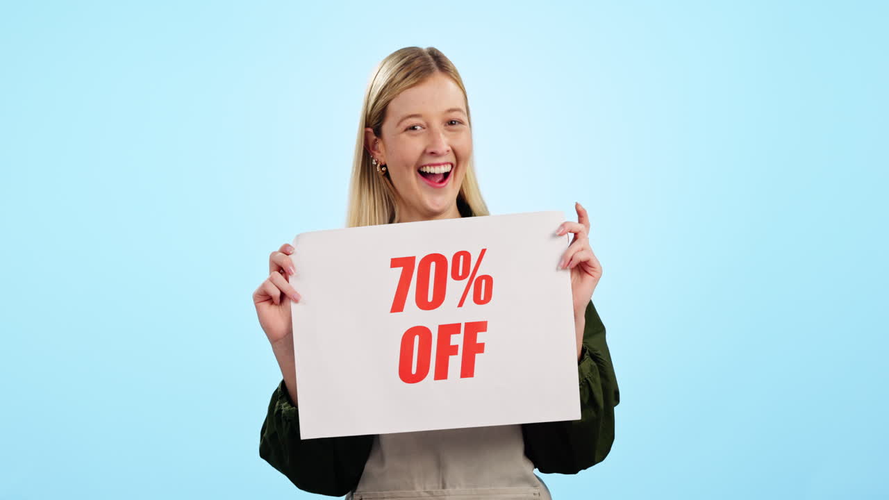 mujer feliz, cartel y venta para el acuerdo promocional