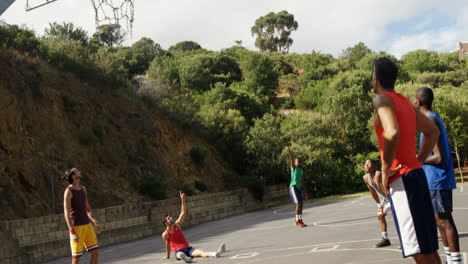 Jugador-De-Baloncesto-Lanzando-Un-Penalti