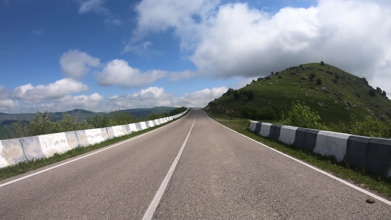 도로 에서 자동차 를 운전 하는 관점