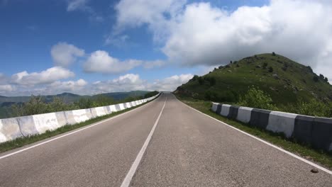 Punto-De-Vista-Conduciendo-Un-Coche-En-Una-Carretera.