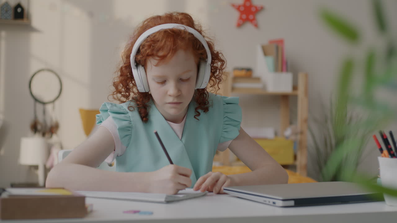 niña estudiando en casa