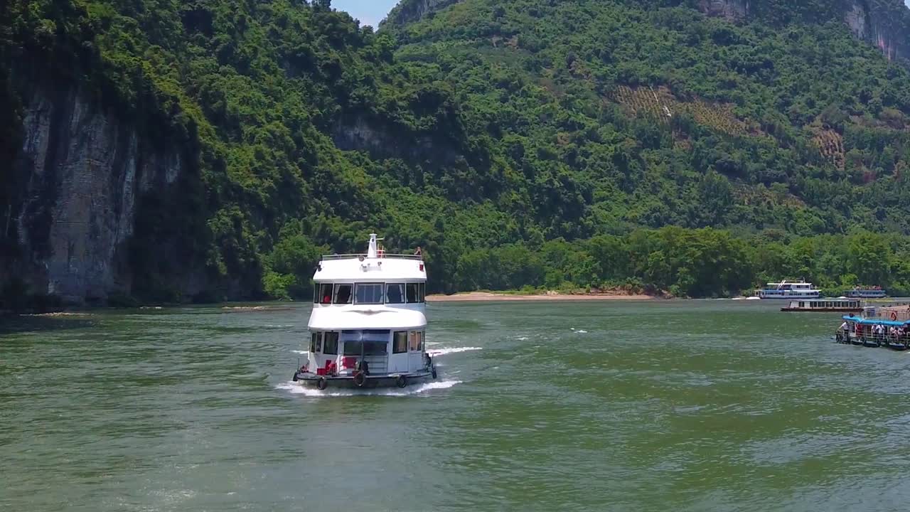 구이린에서 중국 양숴까지 장엄한 리강 여행을 떠나는 관광객들로 가득한 관광선