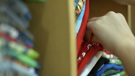 Mujer-Mirando-Por-Encima-Del-Montón-De-Materiales-En-La-Tienda.