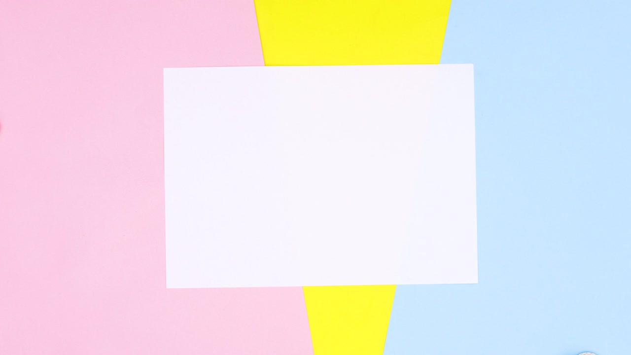 los detalles de los viajes de verano aparecen alrededor del papel blanco para el texto.