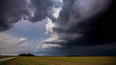 oscuras y amenazantes nubes de tormenta se reúnen sobre los campos de tierras de cultivo - dramático lapso de tiempo del paisaje de nubes