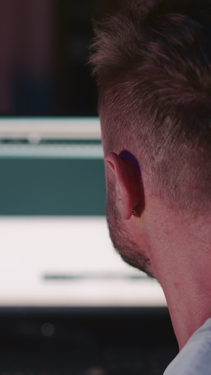 productor de audio en la computadora en el estudio de grabación. hombre crea la pista de sonido para la película con equipos digitales en el lugar de trabajo. director de música trabajo de arte