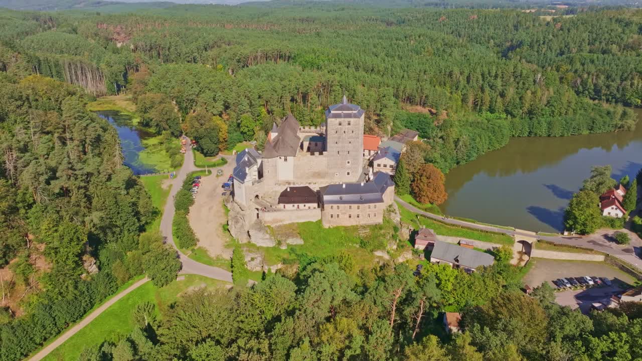 Flyfoto av Kost slott omgitt av dypgrønn natur, Tsjekkia