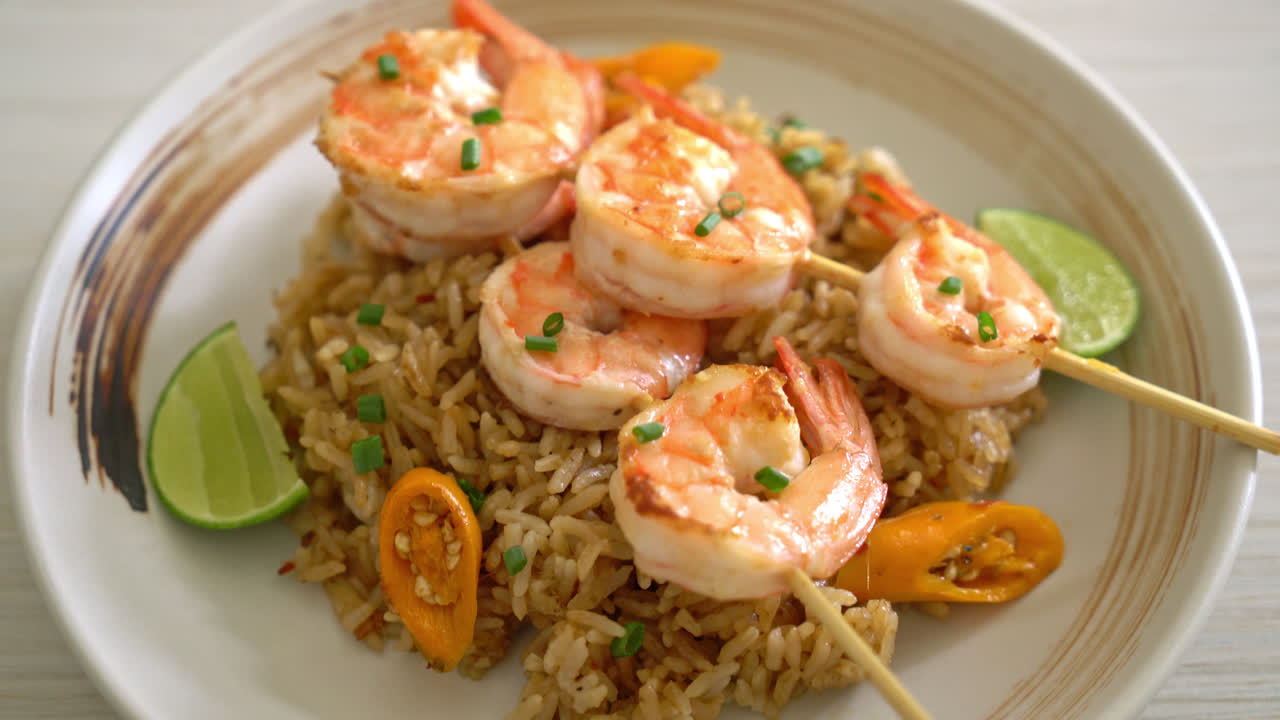 arroz frito con gambas o brochetas de langostinos