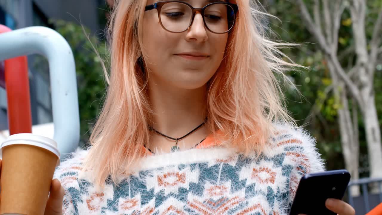 사무실에서 휴대폰을 사용하는 여성 임원 4k