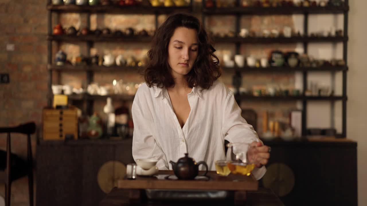 mujer preparando té en una casa de té tradicional