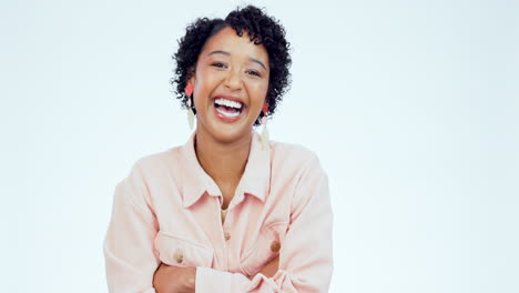 Brazos-Cruzados,-Sonrisa-Y-Gracioso-Con-Cara-De-Mujer