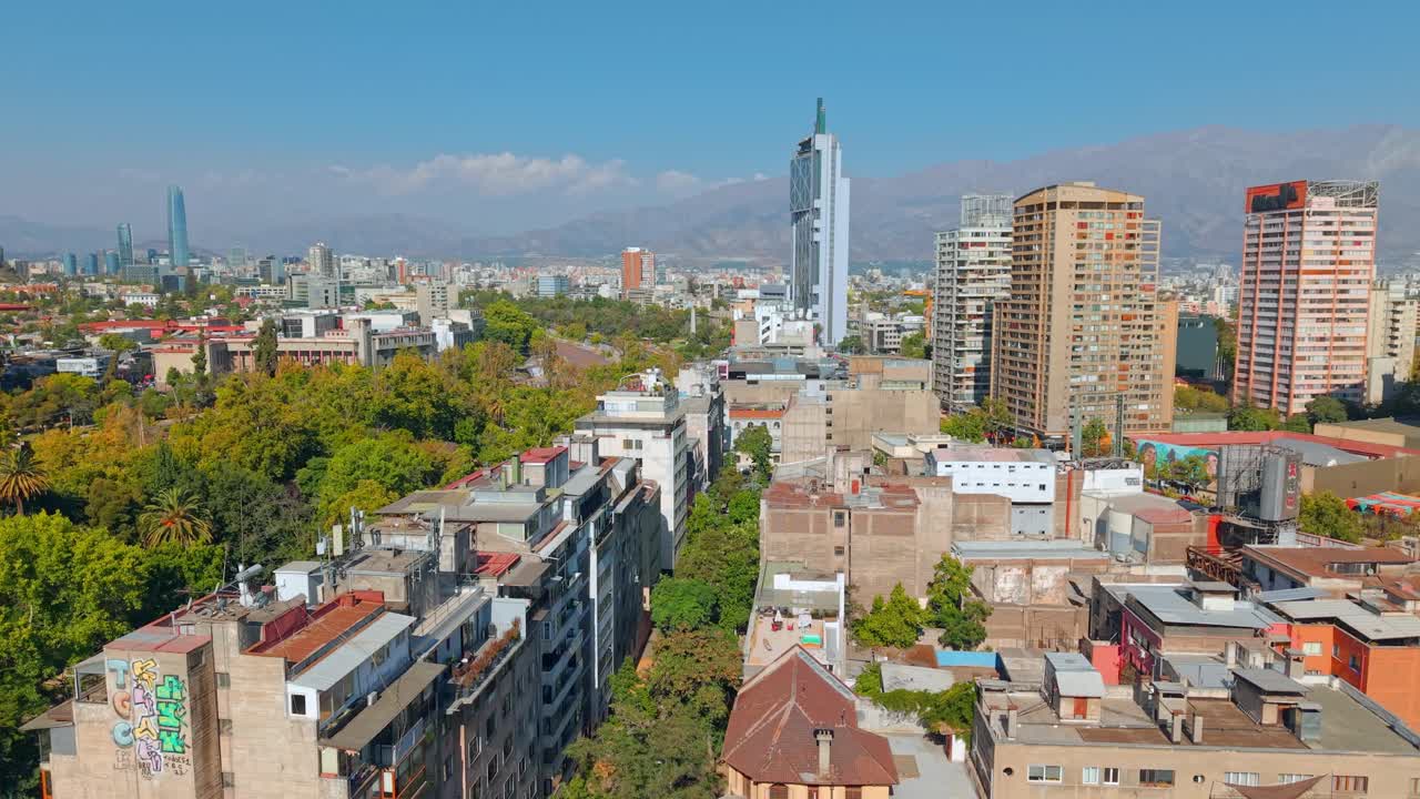 Drone aereo che sorvola grattacieli e traffico centrale nel paesaggio urbano di Santiago, Cile
