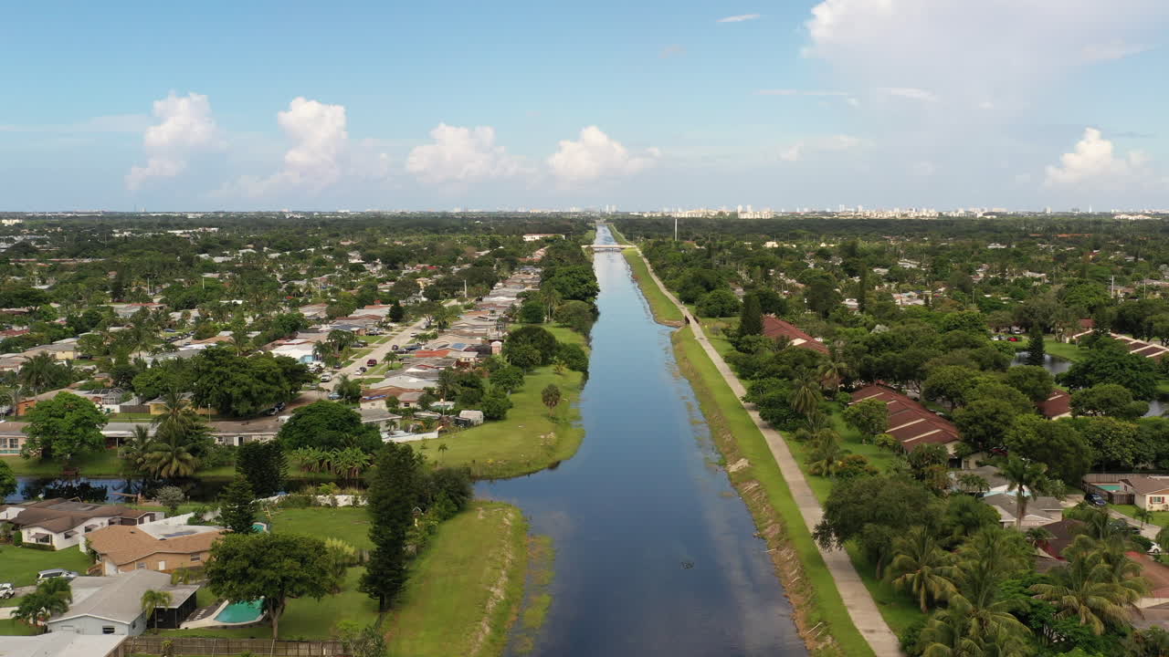화창한 날 수평선까지 뻗어 있는 긴 운하의 조감도