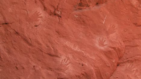 huellas de manos de indios americanos en una pared 1