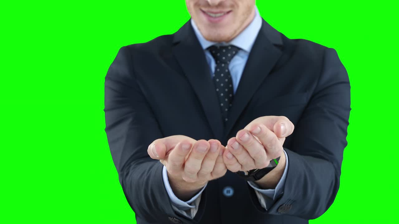 녹색 배경 에 손 을 들고 있는 백인 남자 의 중간 부분