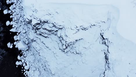 acantilados volcánicos nevados en islandia, antena