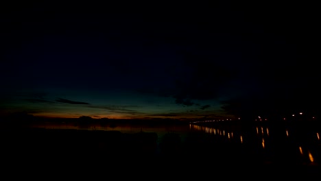 4k timelapse chalong pier durante el amanecer o la puesta del sol, hermoso cielo colorido y dramático en phuket, tailandia