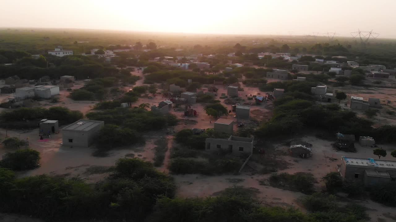 신드 파키스탄의 작은 마을의 공중 드론 샷