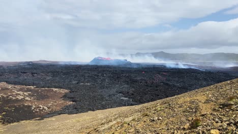 el volcán fagradalsfjall, que está fumando lentamente, está en erupción. el campo de lava en islandia es un terreno extremo.
