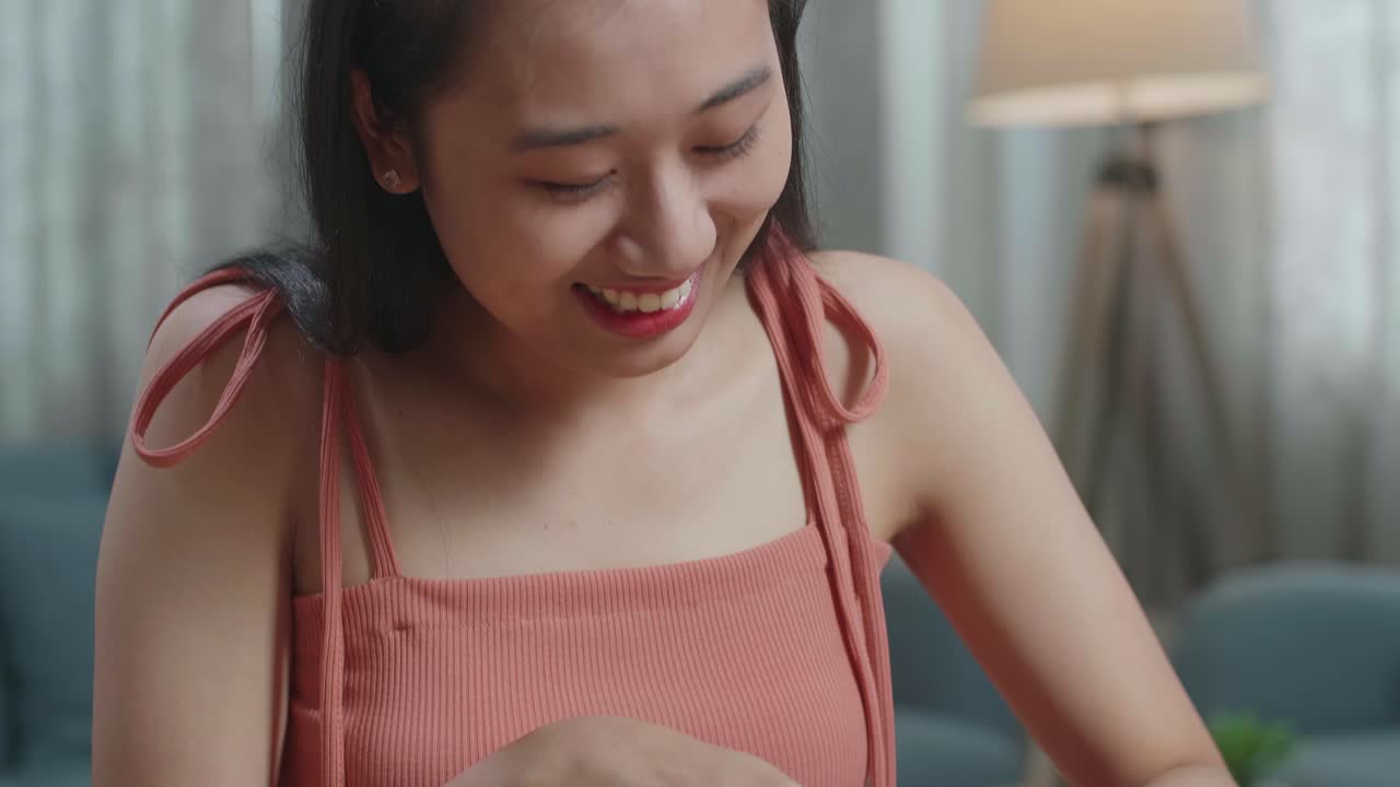 행복한 젊은 여성