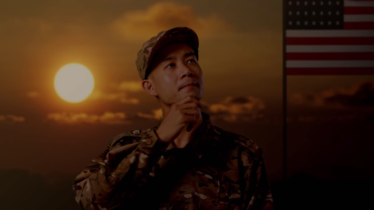 soldado estadounidense reflejando al atardecer