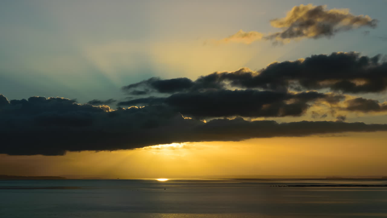 극적인 해가 지거나 해가 뜨는 바다