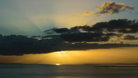 dramático atardecer o amanecer sobre el océano