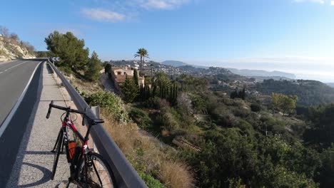 Entrenamiento-Ciclista-En-Calpe-España,-Una-Mañana-De-Primavera-Con-Impresionantes-Vistas