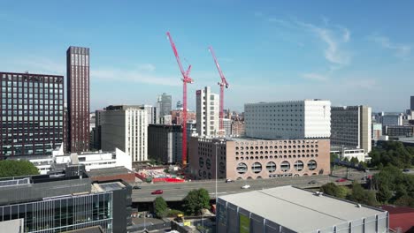 Vuelo-Aéreo-De-Drones-Junto-Al-Camino-De-Mancunian-En-El-Centro-De-La-Ciudad-De-Manchester-Con-Tráfico-En-Movimiento-Debajo