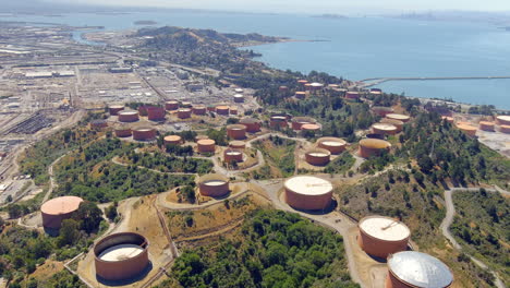 grandes tanques cilíndricos de almacenamiento de productos químicos industriales podrían representar una amenaza ambiental para la bahía de san francisco - paralaje aéreo