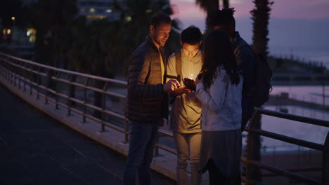 retrato de un grupo de jóvenes amigos encendiendo bengalas celebrando juntos la víspera de año nuevo en una tarde urbana junto al mar en cámara lenta