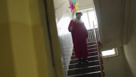 payaso aterrador en una casa abandonada