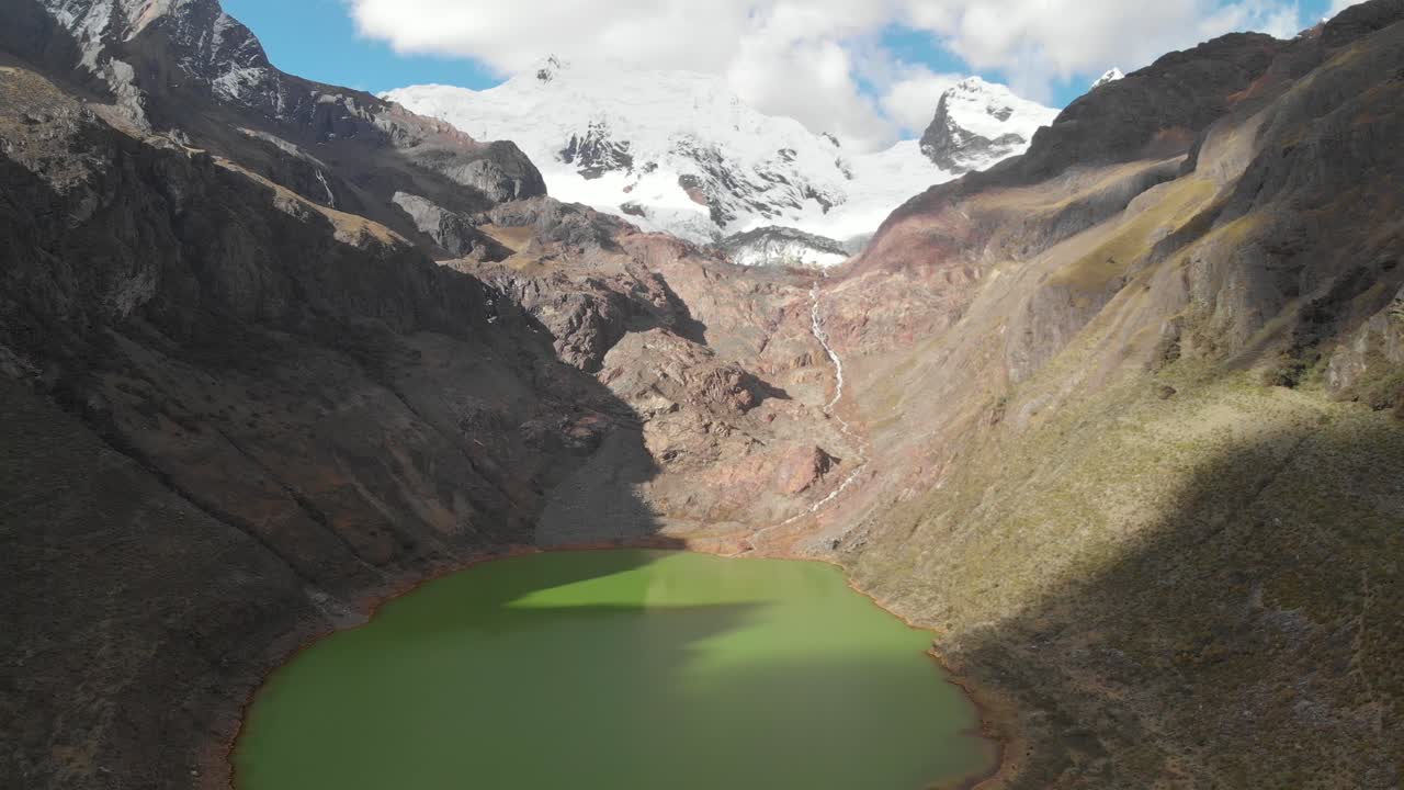 Lago verde nelle Ande peruviane, video panoramico immersivo, lago formatosi a causa dello scioglimento dei ghiacciai