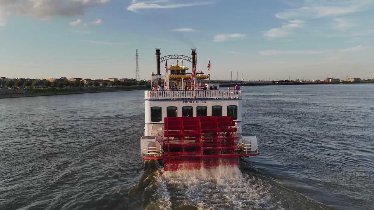 el barco fluvial de rueda de paleta se encuentra con un moderno petrolero en el poderoso mississippi.