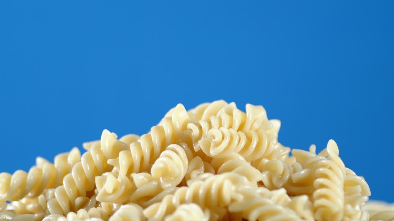 인 파스타 푸실리 어리가 천천히 회전합니다.