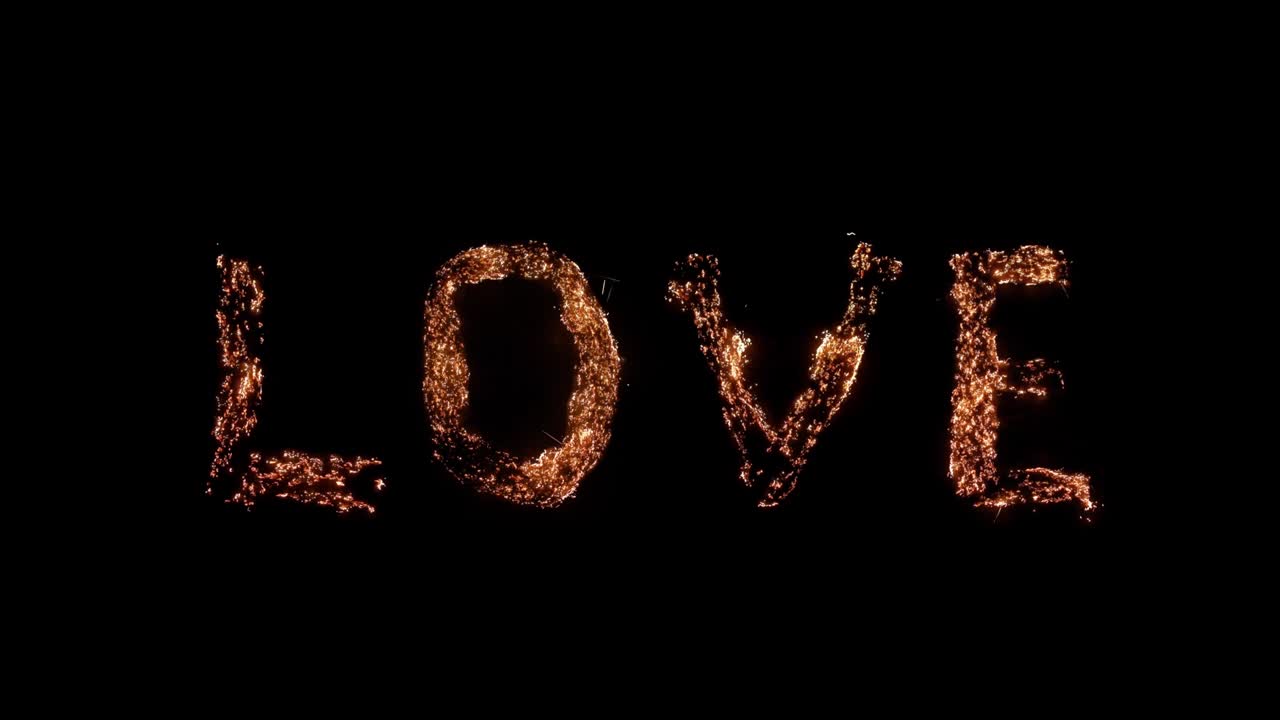 사랑의 단어가 불타고, 투명한 배경 위에 연소하는 강철 양털, 아름다운 연소.