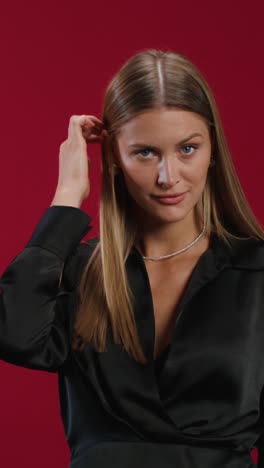 mujer elegante con trajes de moda