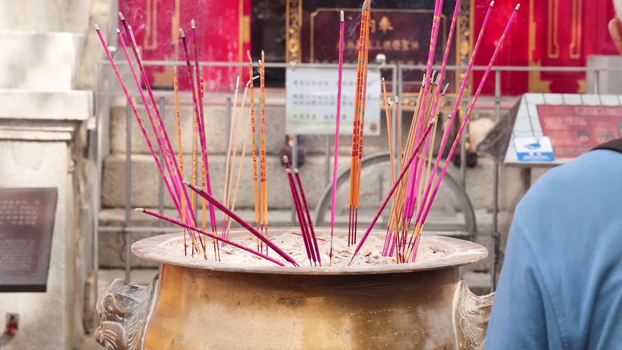 palos de incienso ardiendo en un entorno del templo