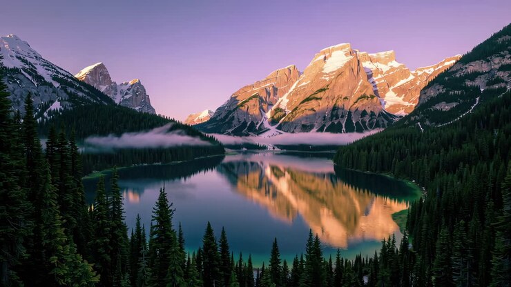 L'alba sul lago di montagna
