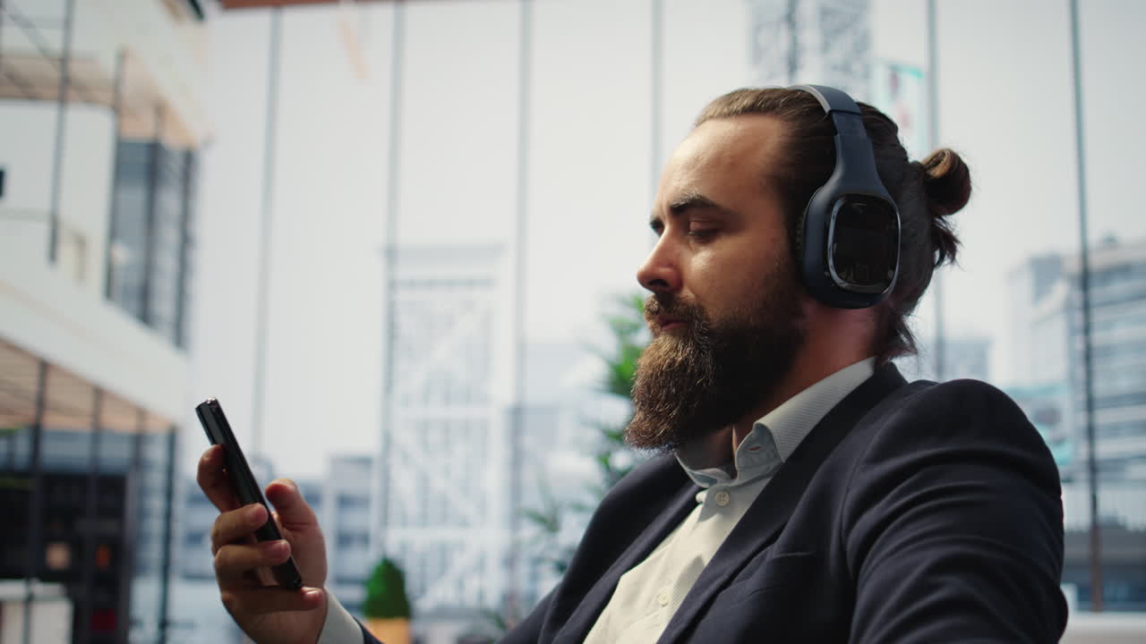 Vertikal video Ung gründer slapper av med pusteøvelser og en mobil meditasjonsapp