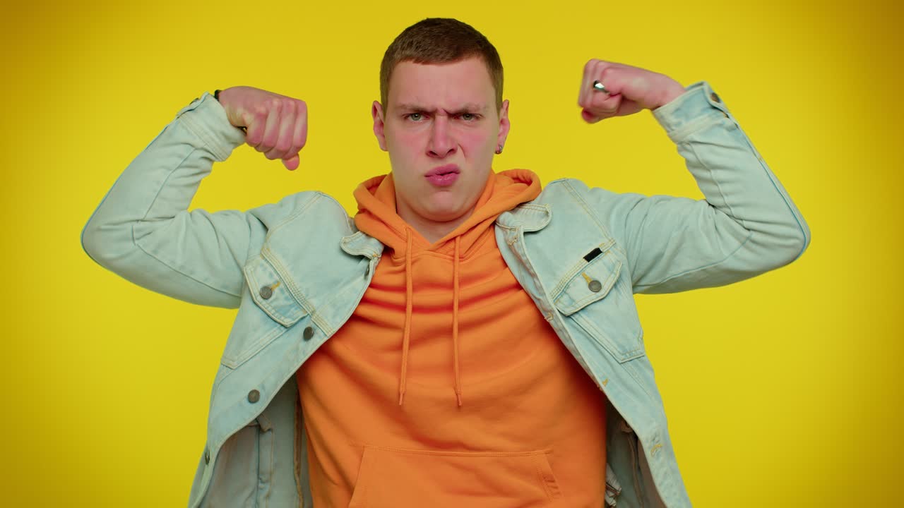 남자는 힘을 느끼고, 권리를 위해 싸우기 위해 힘을 느끼며, 성공을 얻기 위해 에너지를 느끼고, 싸움을 이긴다.