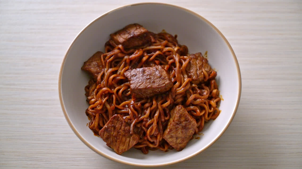 jjapaguri o chapaguri, fideos picantes de frijoles negros coreanos con carne de res - estilo de comida coreana