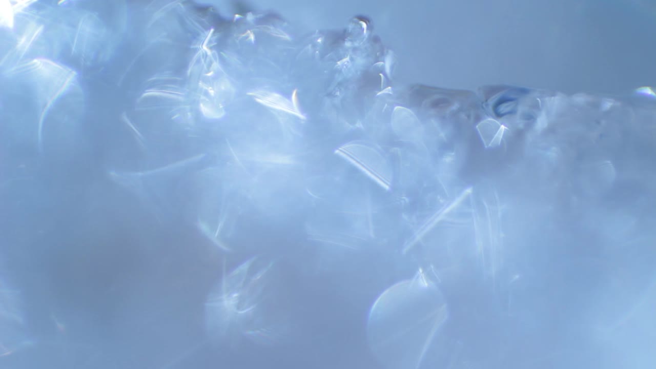 bokeh abstracto cerca de un trozo de nieve derritiéndose