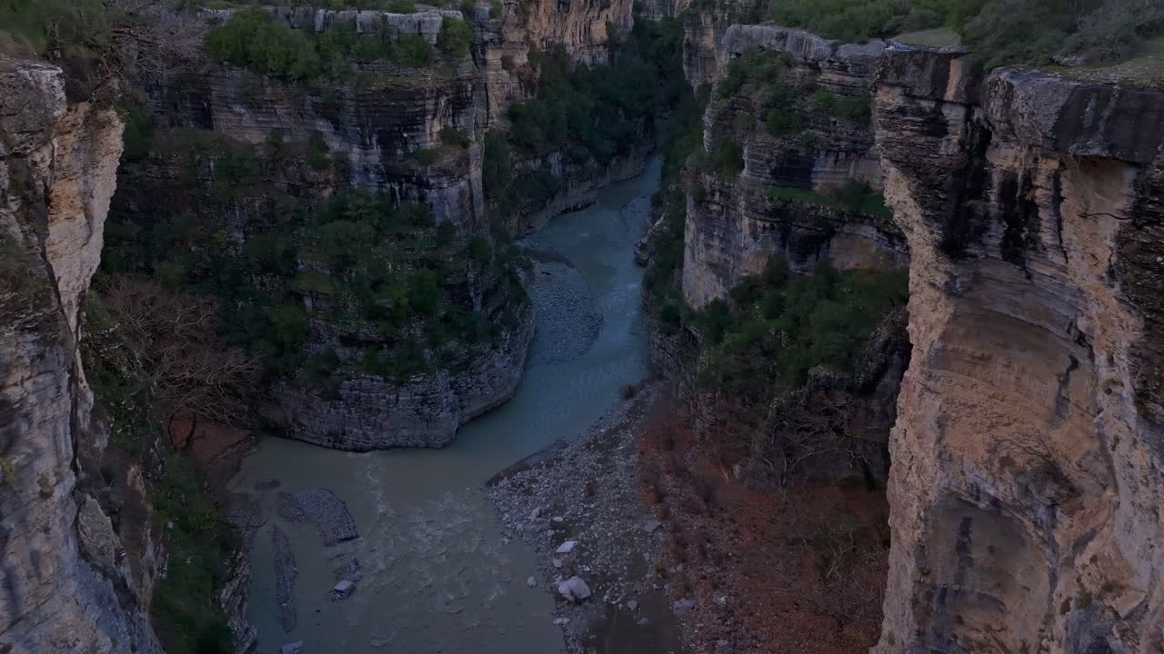 Droneopptak av Osumi-kløften med Osum-elven og steinete klipper, Albania