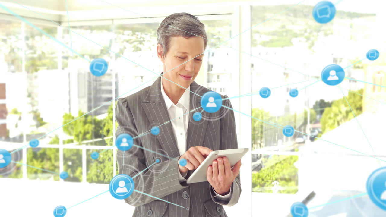 태블릿을 사용하는 행복한 백인 사업가 여성에 대한 사람들의 네트워크 아이콘의 애니메이션