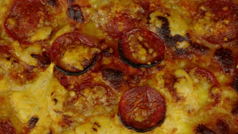 de arriba hacia abajo de una pizza de pepperoni y queso cocida al horno